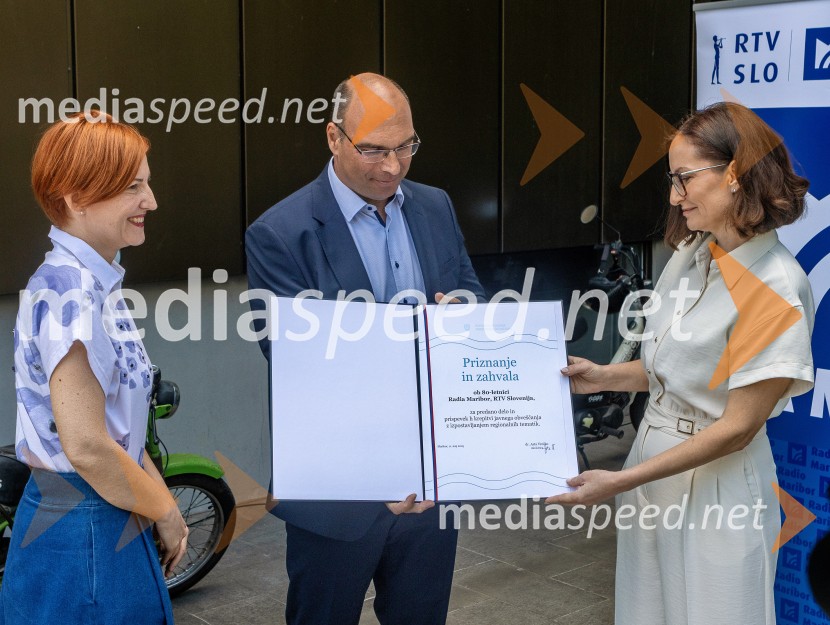 dr. Asta Vrečko, ministrica za kulturo;  Matej Žunkovič, v. d. vodje Regionalnega RTV-centra Maribor;  Vesna Martinec, odgovorna urednica Radia MariborRadio Maribor praznoval okroglih 80 let