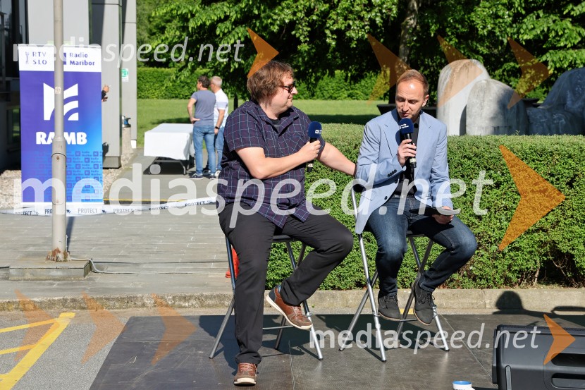  Gregor Stermecki, urednik, Radio Maribor;  Kristijan  Šmid, moderator Radia MariborRadio Maribor praznoval okroglih 80 let