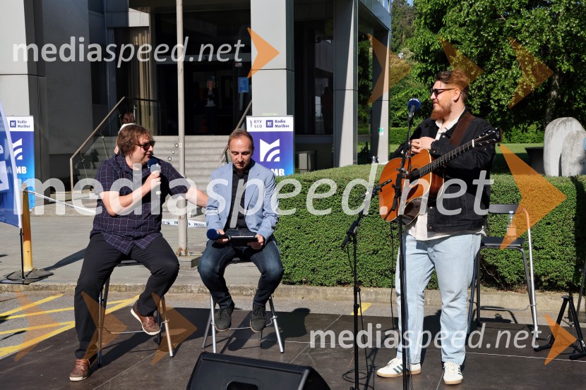  Gregor Stermecki, urednik, Radio Maribor;  Kristijan  Šmid, moderator Radia Maribor;  Žan  Videc, glasbenikRadio Maribor praznoval okroglih 80 let