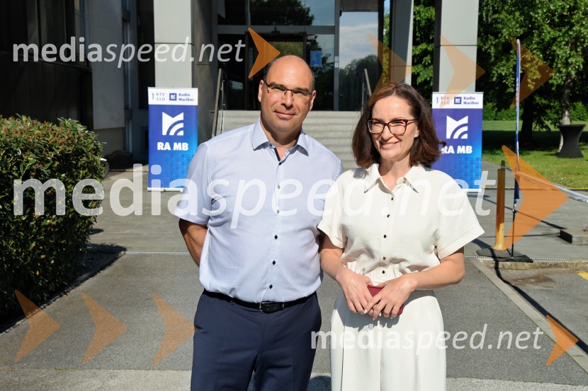  Matej Žunkovič, v. d. vodje Regionalnega RTV-centra Maribor;  Vesna Martinec, odgovorna urednica Radia MariborRadio Maribor praznoval okroglih 80 let