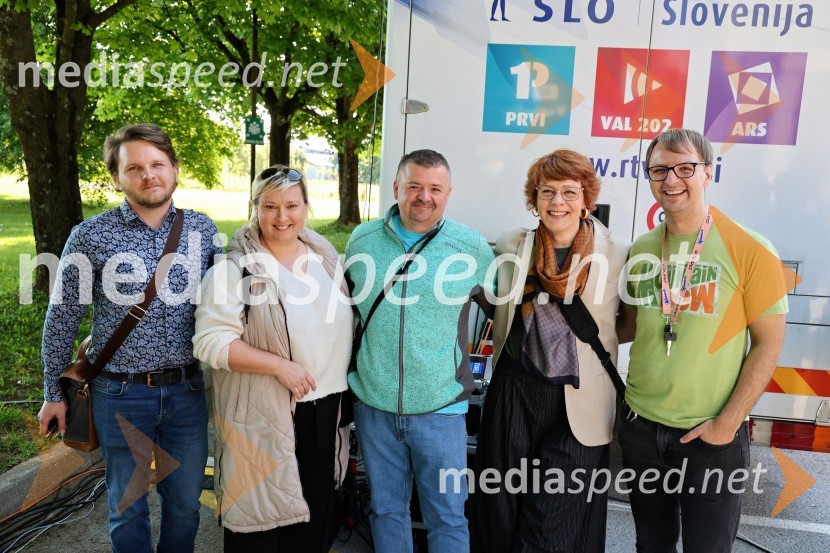  ... ;  ... ;  Tinček Bradač, glasbeni redaktor in novinar, Radio Maribor;  Irena Kodrič Cizerl, Radio Maribor;  ... Radio Maribor praznoval okroglih 80 let