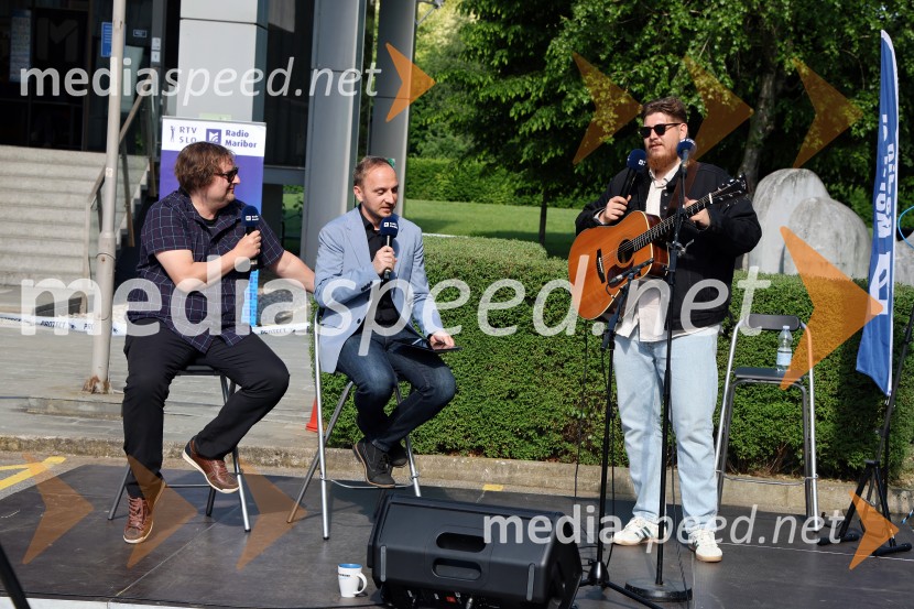  Gregor Stermecki, urednik, Radio Maribor;  Kristijan  Šmid, moderator Radia Maribor;  Žan  Videc, glasbenikRadio Maribor praznoval okroglih 80 let