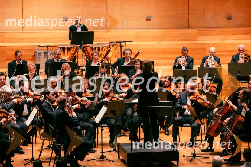  Ruth Reinhardt, dirigentkaOrkester Residentie iz Haaga v Cankarjevem domu