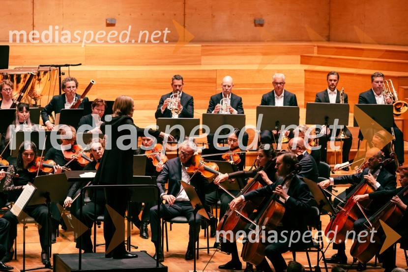  Ruth Reinhardt, dirigentkaOrkester Residentie iz Haaga v Cankarjevem domu