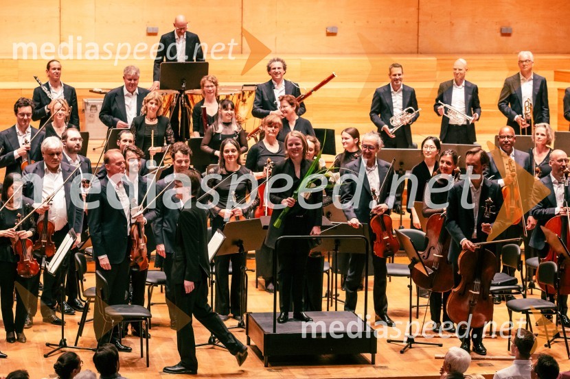  Ruth Reinhardt, dirigentkaOrkester Residentie iz Haaga v Cankarjevem domu