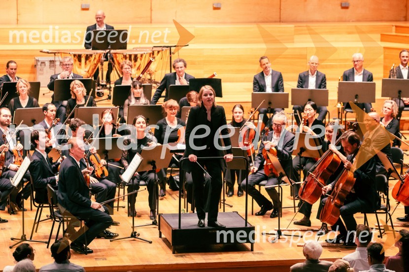  Ruth Reinhardt, dirigentkaOrkester Residentie iz Haaga v Cankarjevem domu