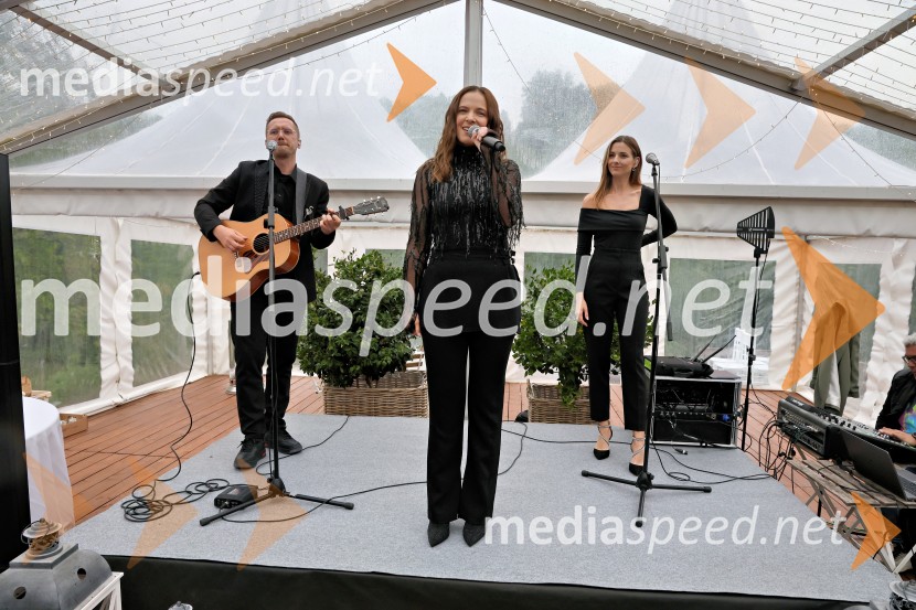  Nina Pušlar, pevkaKulinarično-glasbeni večer na Štajerski sivki z Nino Pušlar in Filipom Matjažem