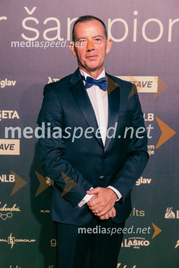  Enzo Smrekar, predsednik uprave Droge Kolinske in glavni direktor strateškega poslovnega področja v Atlantic Grupi, predsednik SZS, podpredsednik Olimpijskega komiteja SlovenijeVečer šampionov 2025, Smučarska zveza Slovenije