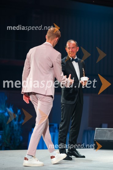  Lovro Kos, smučarski skakalec;  Enzo Smrekar, predsednik uprave Droge Kolinske in glavni direktor strateškega poslovnega področja v Atlantic Grupi, predsednik SZS, podpredsednik Olimpijskega komiteja SlovenijeVečer šampionov 2025, Smučarska zveza Slovenije