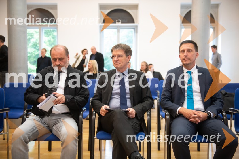 prof. dr. Bojan Štumberger, dekan, Fakulteta za energetiko, Univerza v Mariboru; prof. dr. Zdravko Kačič, rektor Univerze v Mariboru;  Sebastijan Seme, dekan, Fakulteta za energetiko Univerze v MariboruRazstava natečajnih elaboratov za novogradnjo prizidka Fakultete za energetiko UM