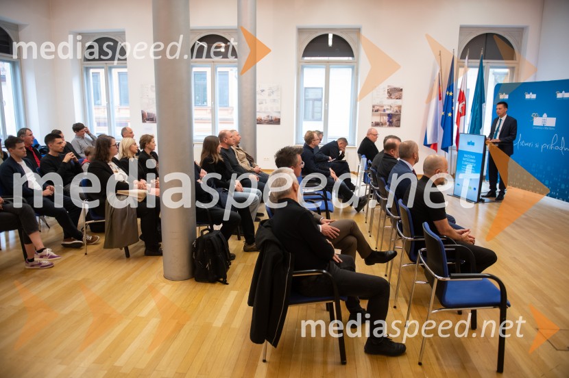 Razstava natečajnih elaboratov za novogradnjo prizidka Fakultete za energetiko UM