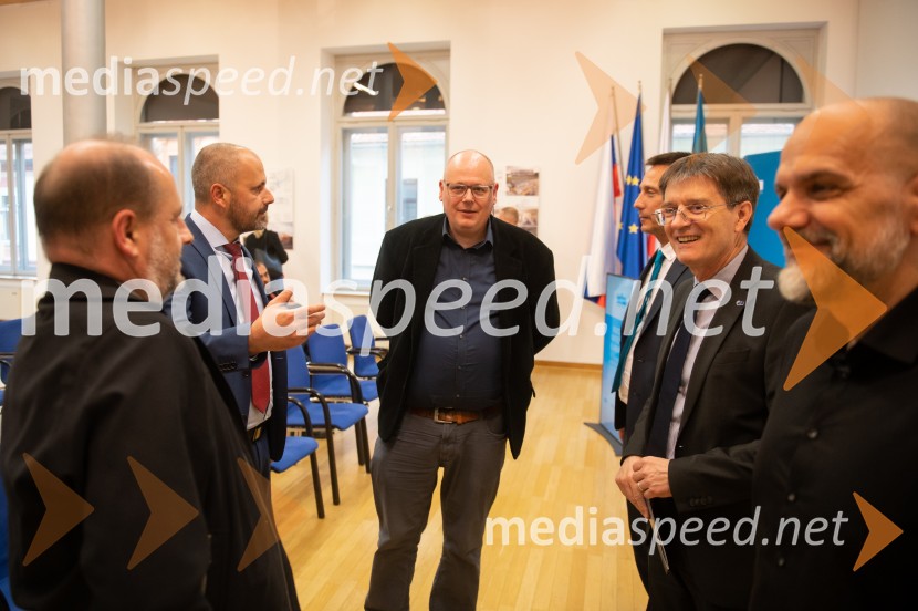 Razstava natečajnih elaboratov za novogradnjo prizidka Fakultete za energetiko UM