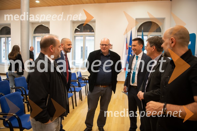 Razstava natečajnih elaboratov za novogradnjo prizidka Fakultete za energetiko UM