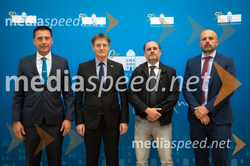  Sebastijan Seme, dekan, Fakulteta za energetiko Univerze v Mariboru; prof. dr. Zdravko Kačič, rektor Univerze v Mariboru; prof. dr. Bojan Štumberger, dekan, Fakulteta za energetiko, Univerza v Mariboru;  ... Razstava natečajnih elaboratov za novogradnjo prizidka Fakultete za energetiko UM