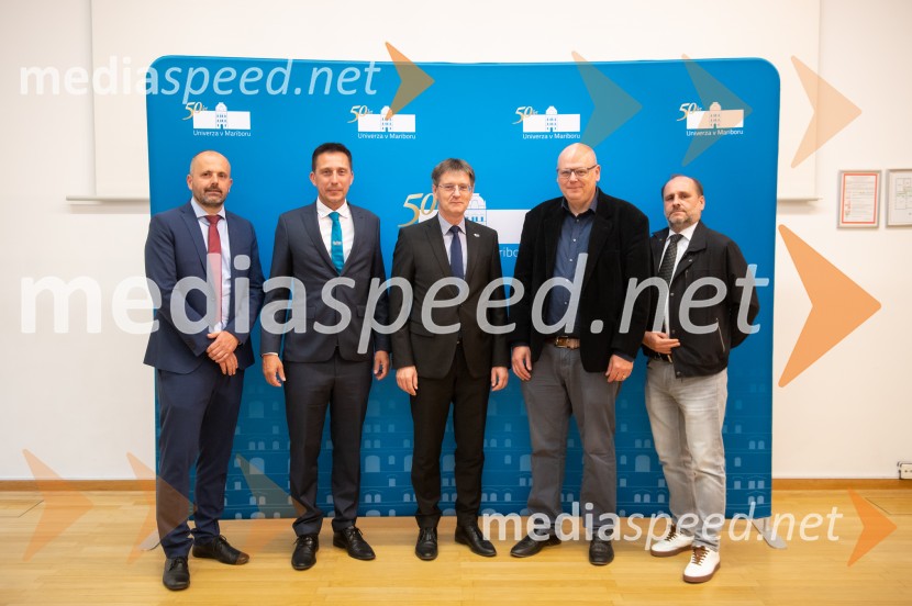  ... ;  Sebastijan Seme, dekan, Fakulteta za energetiko Univerze v Mariboru; prof. dr. Zdravko Kačič, rektor Univerze v Mariboru;  ... ; prof. dr. Bojan Štumberger, dekan, Fakulteta za energetiko, Univerza v MariboruRazstava natečajnih elaboratov za novogradnjo prizidka Fakultete za energetiko UM