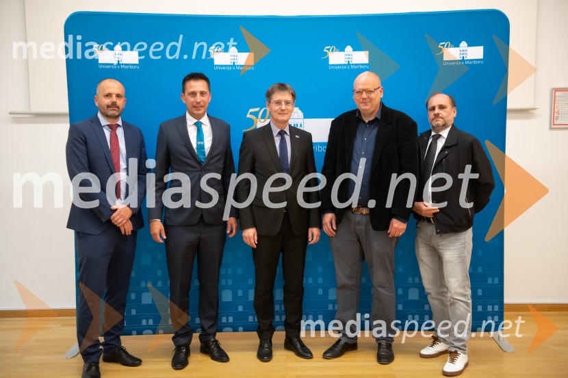  ... ;  Sebastijan Seme, dekan, Fakulteta za energetiko Univerze v Mariboru; prof. dr. Zdravko Kačič, rektor Univerze v Mariboru;  ... ; prof. dr. Bojan Štumberger, dekan, Fakulteta za energetiko, Univerza v MariboruRazstava natečajnih elaboratov za novogradnjo prizidka Fakultete za energetiko UM