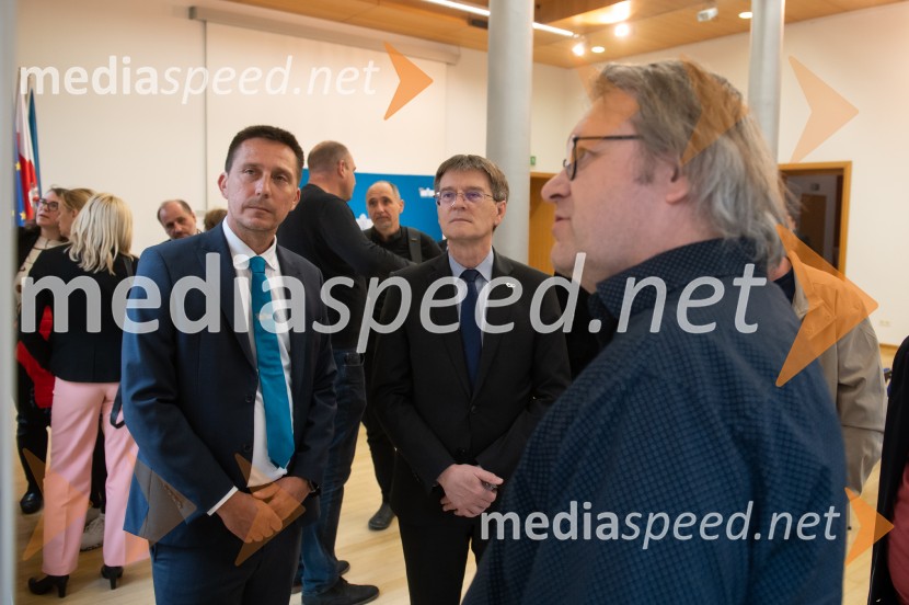  Sebastijan Seme, dekan, Fakulteta za energetiko Univerze v Mariboru; prof. dr. Zdravko Kačič, rektor Univerze v Mariboru;  ... Razstava natečajnih elaboratov za novogradnjo prizidka Fakultete za energetiko UM