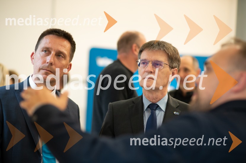  Sebastijan Seme, dekan, Fakulteta za energetiko Univerze v Mariboru; prof. dr. Zdravko Kačič, rektor Univerze v MariboruRazstava natečajnih elaboratov za novogradnjo prizidka Fakultete za energetiko UM