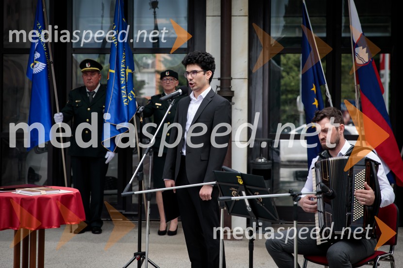 V Kranju odkrili spominsko obeležje ob 35. obletnici premestitve orožja Teritorialne obrambe