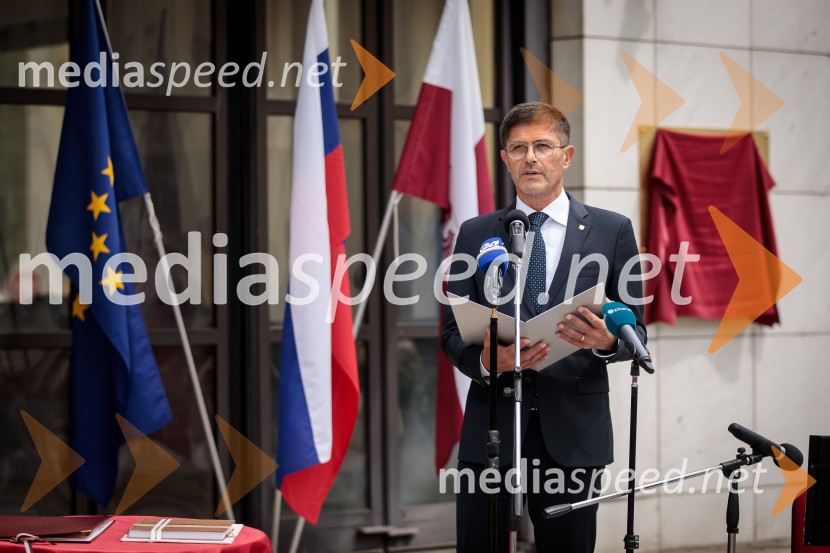 V Kranju odkrili spominsko obeležje ob 35. obletnici premestitve orožja Teritorialne obrambe