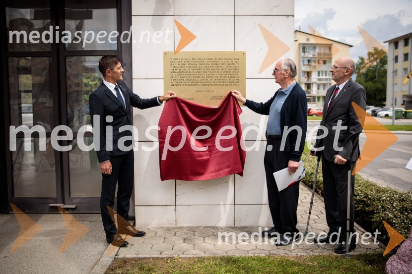 V Kranju odkrili spominsko obeležje ob 35. obletnici premestitve orožja Teritorialne obrambe