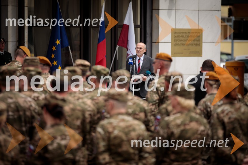 V Kranju odkrili spominsko obeležje ob 35. obletnici premestitve orožja Teritorialne obrambe