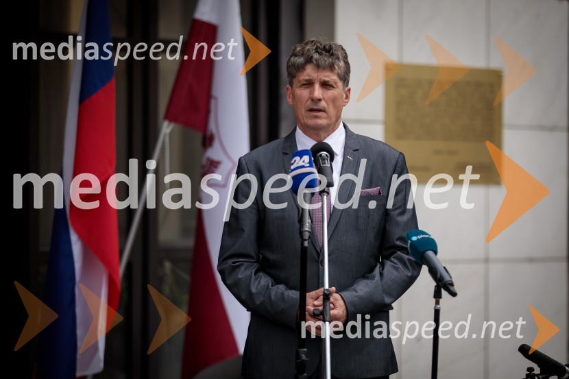 V Kranju odkrili spominsko obeležje ob 35. obletnici premestitve orožja Teritorialne obrambe