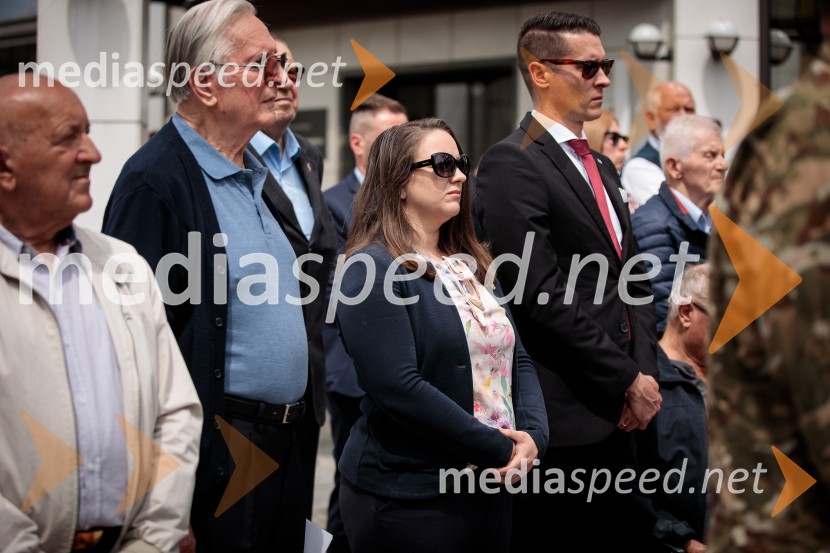 V Kranju odkrili spominsko obeležje ob 35. obletnici premestitve orožja Teritorialne obrambe