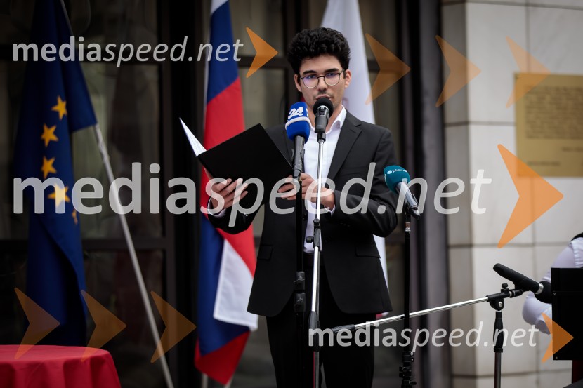 V Kranju odkrili spominsko obeležje ob 35. obletnici premestitve orožja Teritorialne obrambe