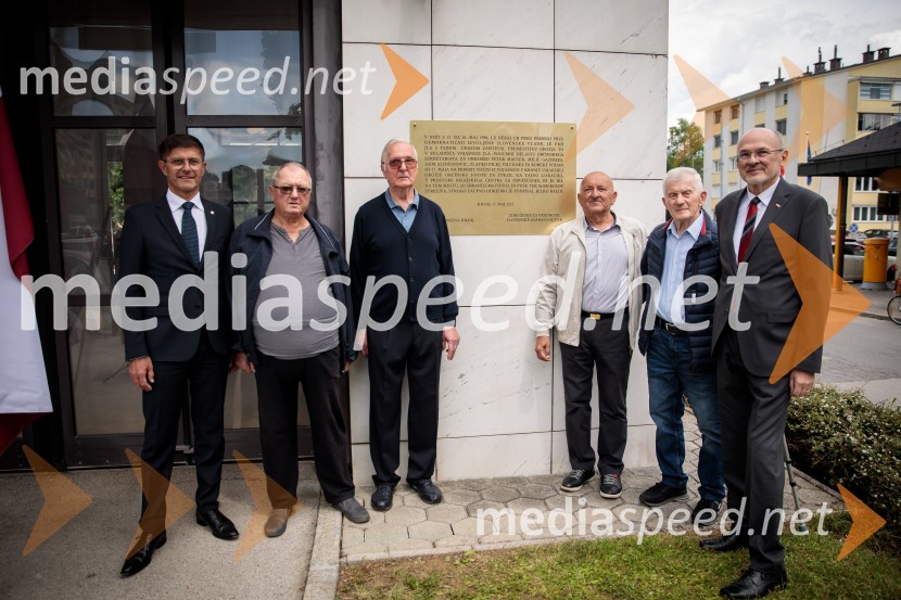 V Kranju odkrili spominsko obeležje ob 35. obletnici premestitve orožja Teritorialne obrambe