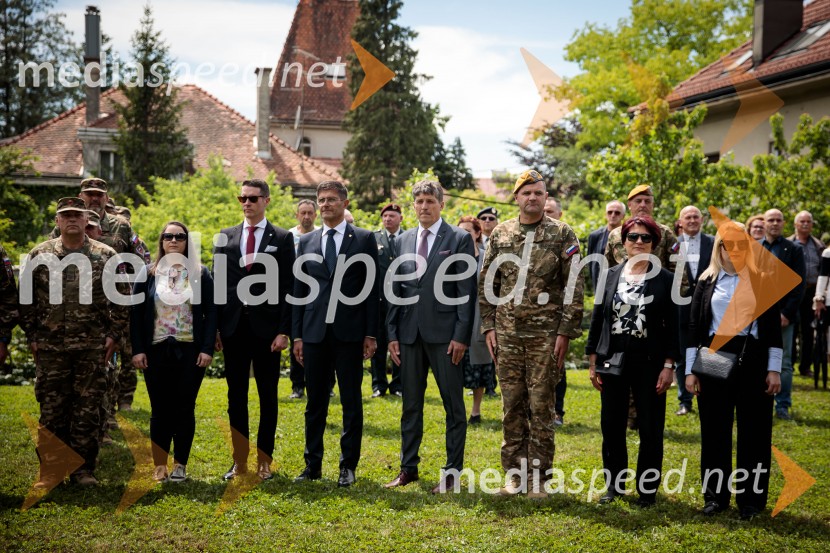 V Kranju odkrili spominsko obeležje ob 35. obletnici premestitve orožja Teritorialne obrambe