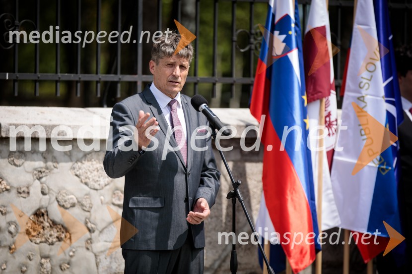 V Kranju odkrili spominsko obeležje ob 35. obletnici premestitve orožja Teritorialne obrambe