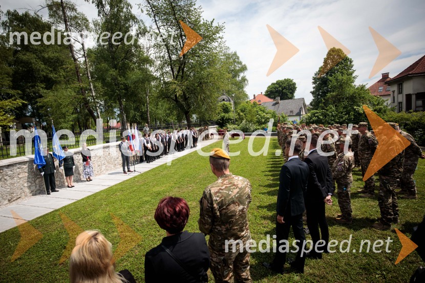 V Kranju odkrili spominsko obeležje ob 35. obletnici premestitve orožja Teritorialne obrambe