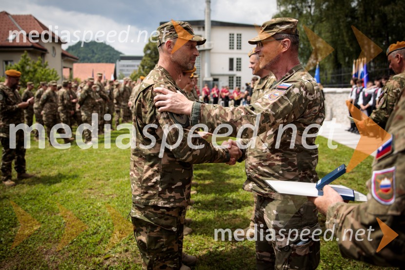 V Kranju odkrili spominsko obeležje ob 35. obletnici premestitve orožja Teritorialne obrambe