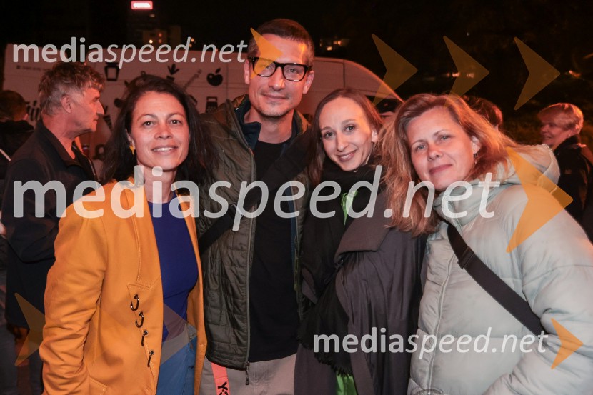  Inga Remeta, direktorica, Slovensko mladinsko gledališče;  ... ;  ... ;  ... ;  ... Inkubator, premiera v SMG Ljubljana