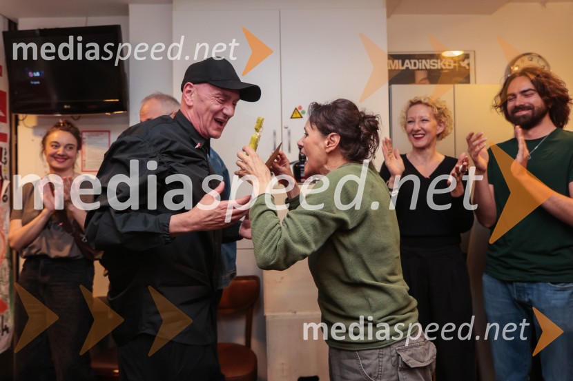  Goran Injac, umetniški vodja, Slovensko mladinsko gledališče;  Draga Potočnjak, igralka in pisateljica;  Sven Horvat, glasbenikInkubator, premiera v SMG Ljubljana