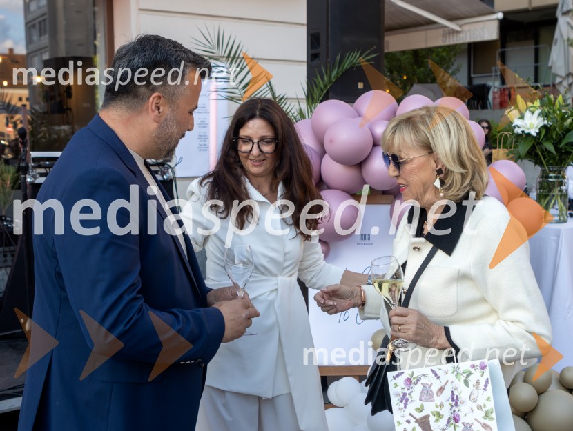  Sebastijan  Blakaj, lastnik lokala Nana;  Devana Blakaj, Lokal Nana;  Edita Benko Toplak10 let Nane, priljubljene kavarne in bistroja v Mariboru