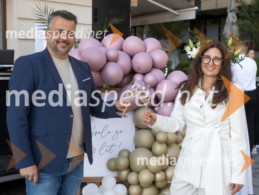  Sebastijan  Blakaj, lastnik lokala Nana;  Devana Blakaj, Lokal Nana10 let Nane, priljubljene kavarne in bistroja v Mariboru