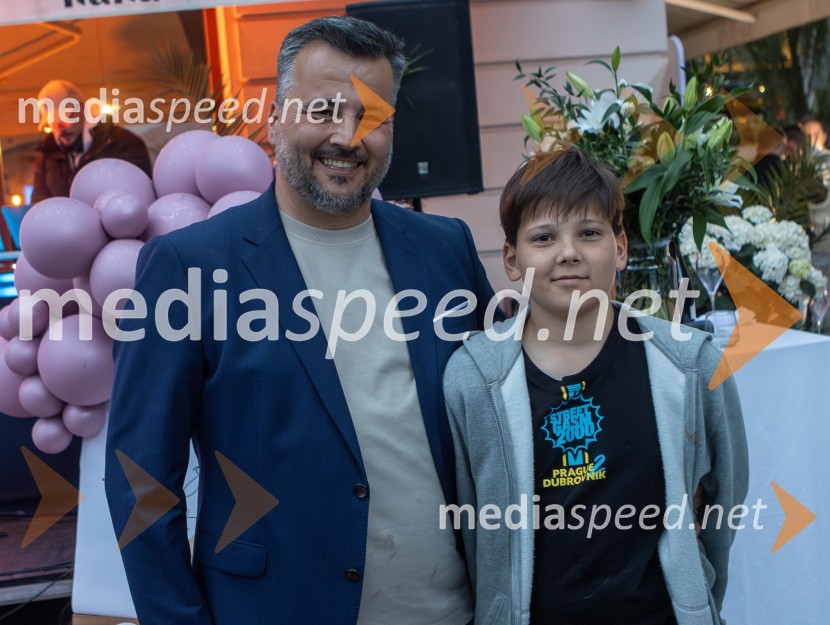  Sebastijan  Blakaj, lastnik lokala Nana;  ... 10 let Nane, priljubljene kavarne in bistroja v Mariboru