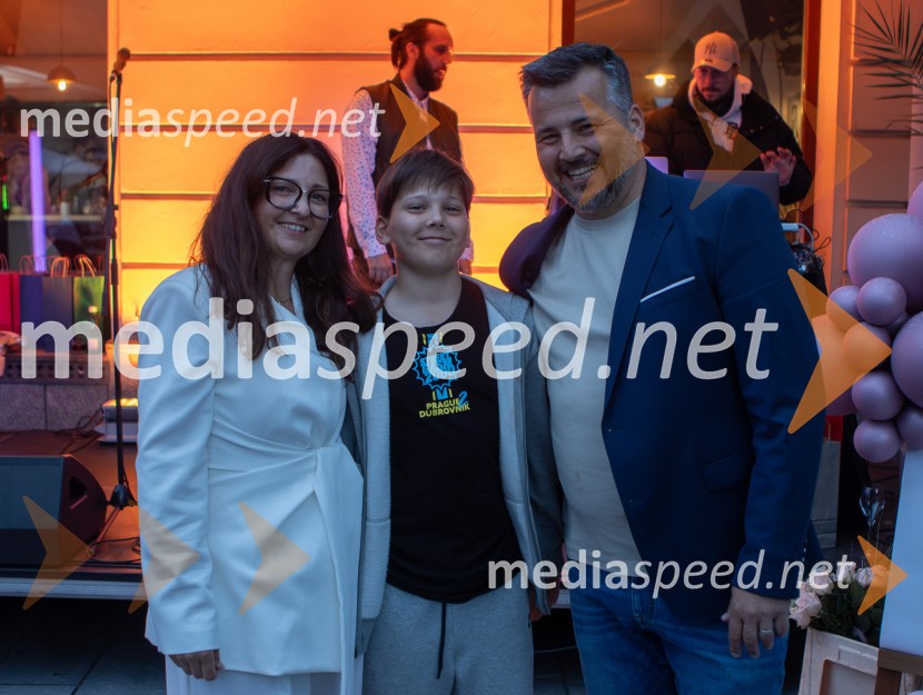  Devana Blakaj, Lokal Nana;  ... ;  Sebastijan  Blakaj, lastnik lokala Nana10 let Nane, priljubljene kavarne in bistroja v Mariboru