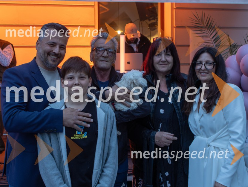  Sebastijan  Blakaj, lastnik lokala Nana;  ... ;  ... ;  ... ;  Devana Blakaj, Lokal Nana10 let Nane, priljubljene kavarne in bistroja v Mariboru