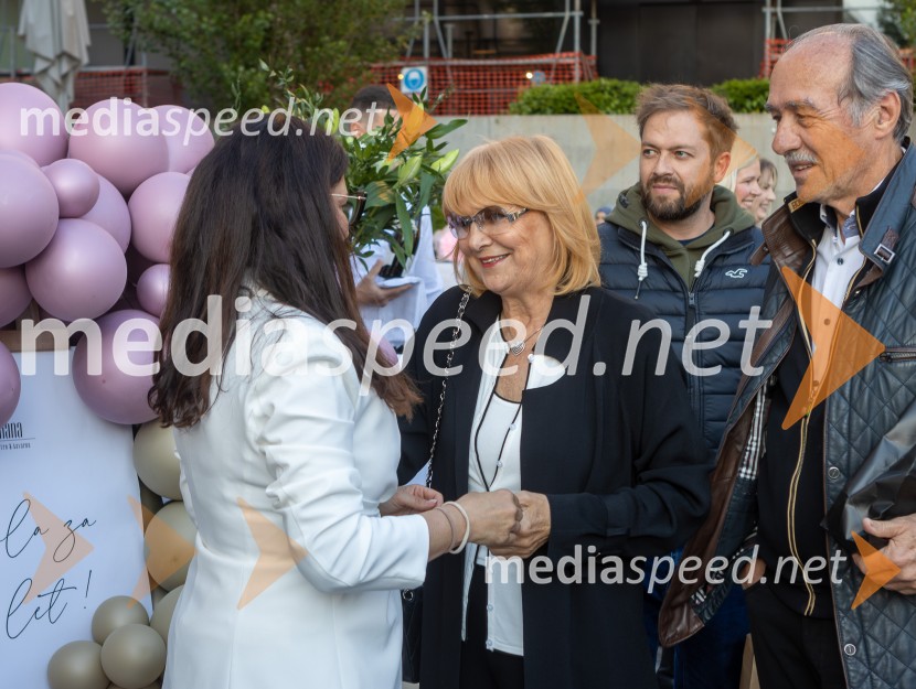 Devana Blakaj, Lokal Nana;  ... 10 let Nane, priljubljene kavarne in bistroja v Mariboru