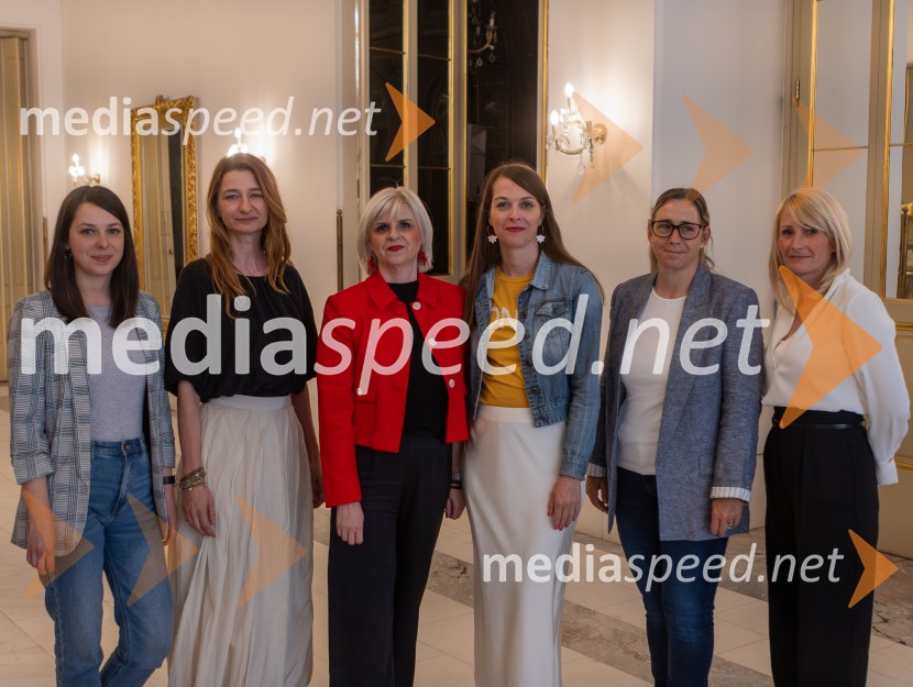  Zala Koren,  urednica socialnih omrežij, SNG Maribor Drama;  Maja Borin, dramaturginja;  Darja Čižek, marketing, SNG Maribor;  Špela Lešnik, producentka Drame SNG Maribor;  Tanja Lužar, dramaturginja Lutkovnega gledališča Maribor;  Anja  Žižek, marketing SNG MariborSNG Maribor predstavil repertoar sezone 2025/2026