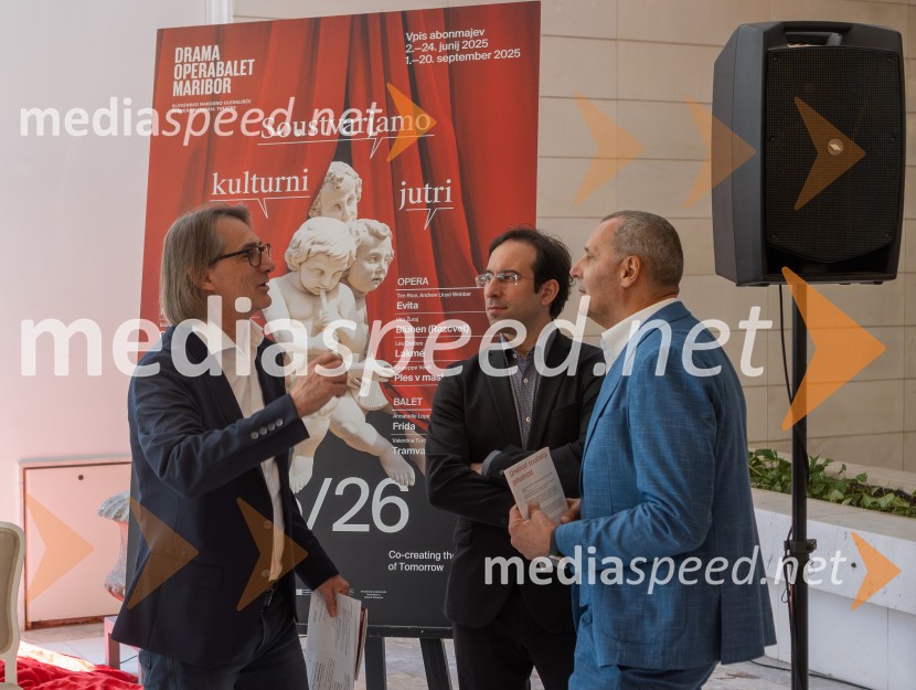  Aleksandar  Popovski, režiser, umetniški direktor Drame SNG Maribor;  Simon Krečič, umetniški direktor Opere SNG Maribor;  Danilo Rošker, direktor SNG MariborSNG Maribor predstavil repertoar sezone 2025/2026