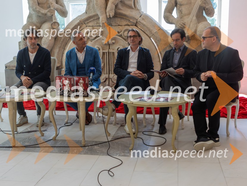  Edward Clug, umetniški direktor, Balet SNG Maribor;  Danilo Rošker, direktor SNG Maribor;  Aleksandar  Popovski, režiser, umetniški direktor Drame SNG Maribor;  Simon Krečič, umetniški direktor Opere SNG Maribor;  Alan Kavčič, predstavnik za odnose z javnostmi SNG MariborSNG Maribor predstavil repertoar sezone 2025/2026