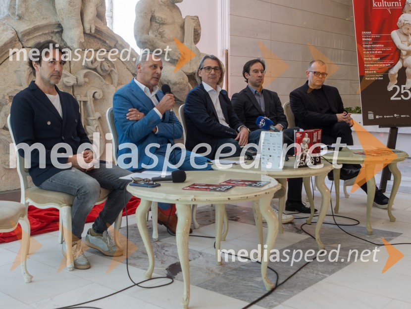  Edward Clug, umetniški direktor, Balet SNG Maribor;  Danilo Rošker, direktor SNG Maribor;  Aleksandar  Popovski, režiser, umetniški direktor Drame SNG Maribor;  Simon Krečič, umetniški direktor Opere SNG Maribor;  Alan Kavčič, predstavnik za odnose z javnostmi SNG MariborSNG Maribor predstavil repertoar sezone 2025/2026