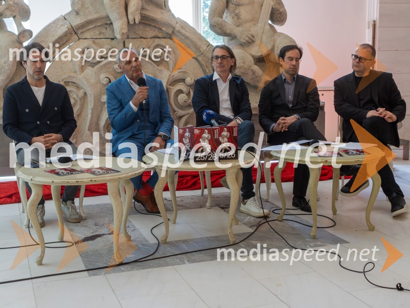  Edward Clug, umetniški direktor, Balet SNG Maribor;  Danilo Rošker, direktor SNG Maribor;  Aleksandar  Popovski, režiser, umetniški direktor Drame SNG Maribor;  Simon Krečič, umetniški direktor Opere SNG Maribor;  Alan Kavčič, predstavnik za odnose z javnostmi SNG MariborSNG Maribor predstavil repertoar sezone 2025/2026