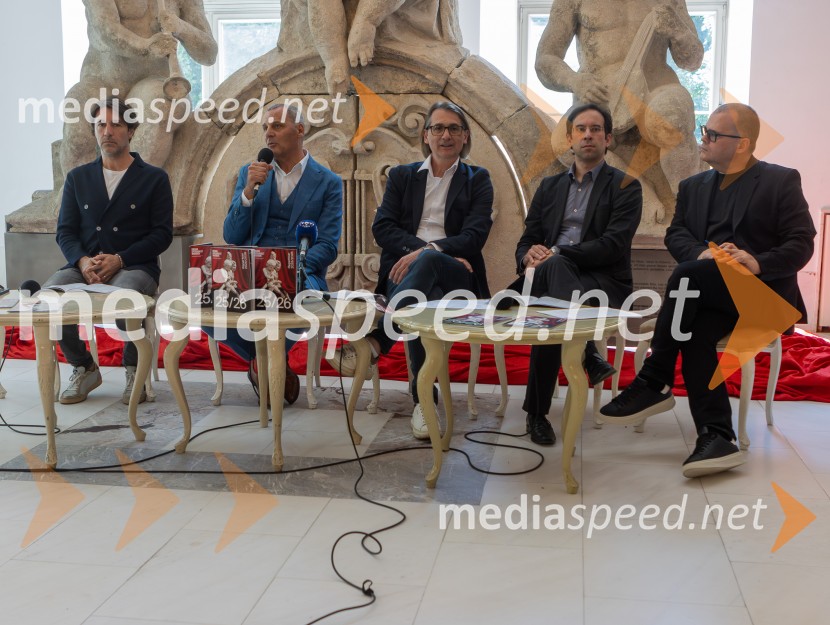  Edward Clug, umetniški direktor, Balet SNG Maribor;  Danilo Rošker, direktor SNG Maribor;  Aleksandar  Popovski, režiser, umetniški direktor Drame SNG Maribor;  Simon Krečič, umetniški direktor Opere SNG Maribor;  Alan Kavčič, predstavnik za odnose z javnostmi SNG MariborSNG Maribor predstavil repertoar sezone 2025/2026