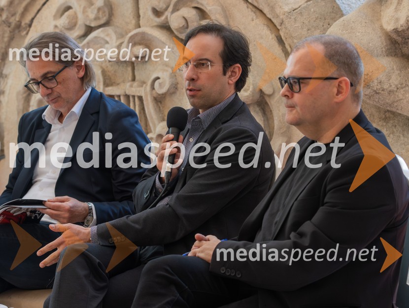  Aleksandar  Popovski, režiser, umetniški direktor Drame SNG Maribor;  Simon Krečič, umetniški direktor Opere SNG Maribor;  Alan Kavčič, predstavnik za odnose z javnostmi SNG MariborSNG Maribor predstavil repertoar sezone 2025/2026