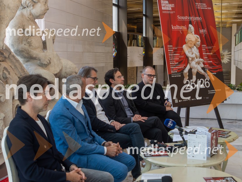  Edward Clug, umetniški direktor, Balet SNG Maribor;  Danilo Rošker, direktor SNG Maribor;  Aleksandar  Popovski, režiser, umetniški direktor Drame SNG Maribor;  Simon Krečič, umetniški direktor Opere SNG Maribor;  Alan Kavčič, predstavnik za odnose z javnostmi SNG MariborSNG Maribor predstavil repertoar sezone 2025/2026